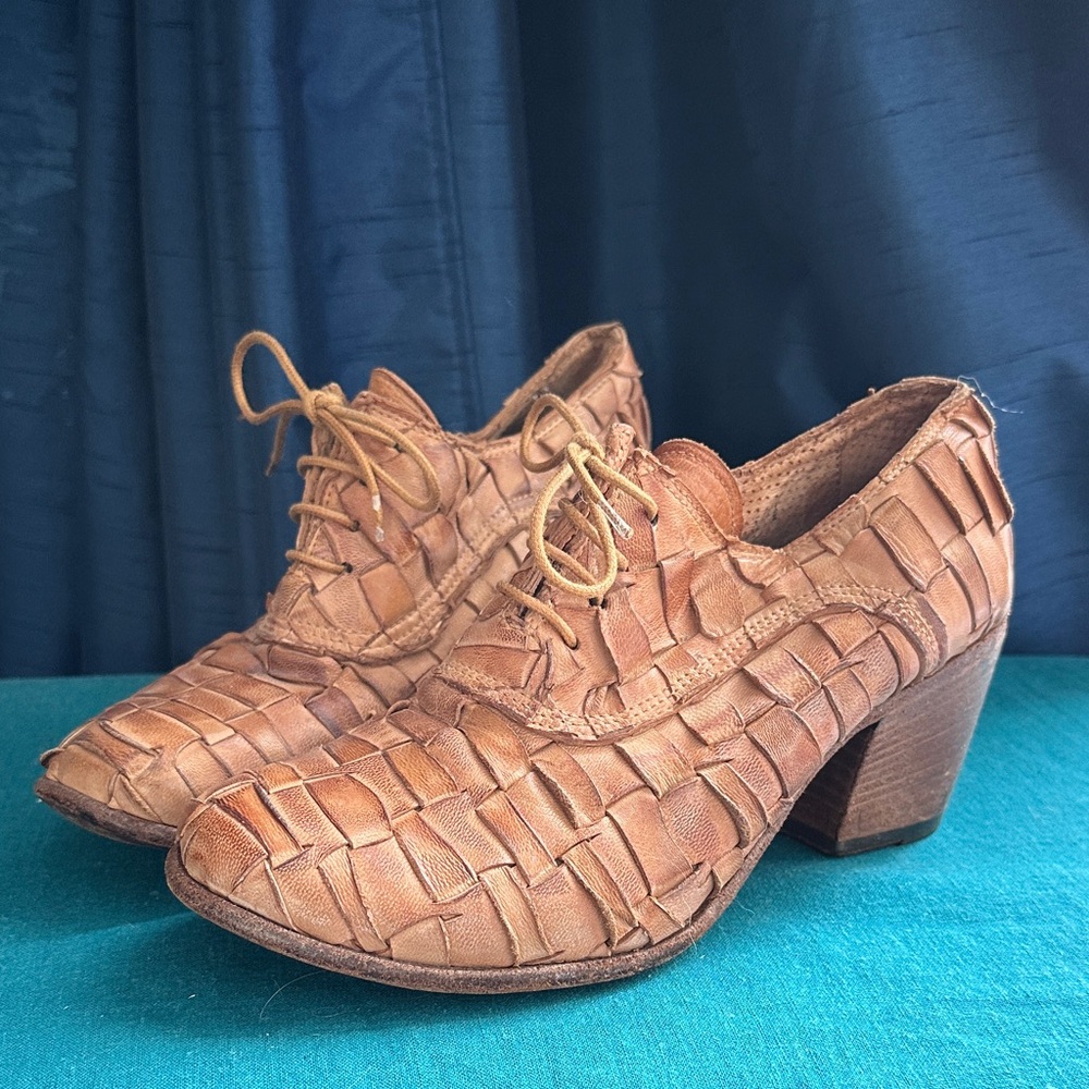 Gidigio Woven Leather Heeled Oxfords
